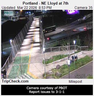 Portland - NE Lloyd at 7th live webcam
